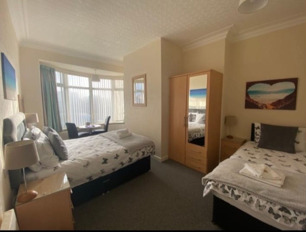 Lot: 32 - FORMER GUEST HOUSE WITH POTENTIAL - Bedroom five
